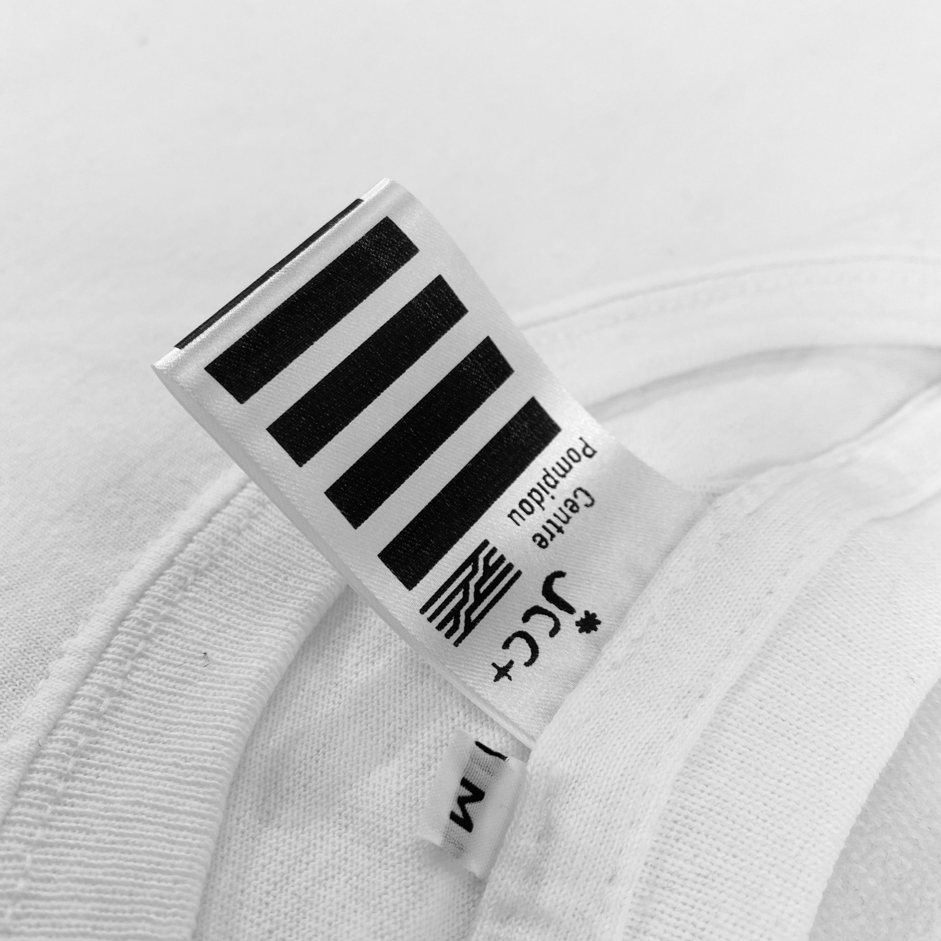 Printed, branded labels in t-shirts